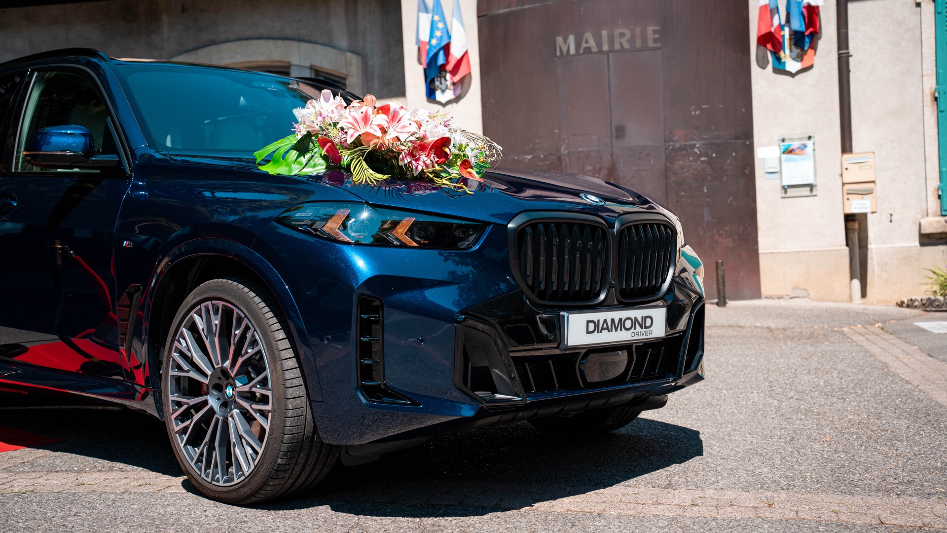 BMW X5 Pack M profil latéral, SUV premium bleu pour mariage à Grenoble