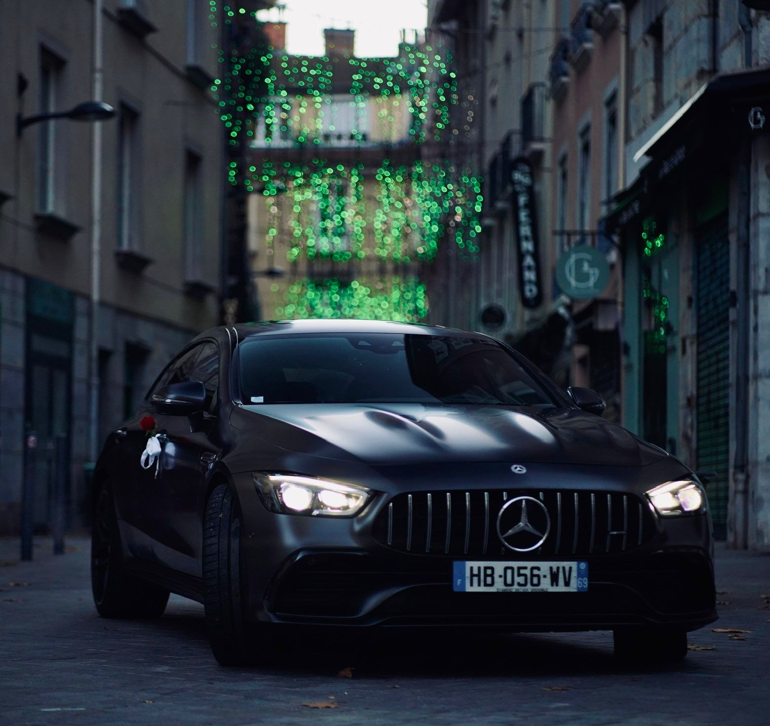 Mercedes GT53 AMG vue de face, phares allumés dans une rue de Grenoble