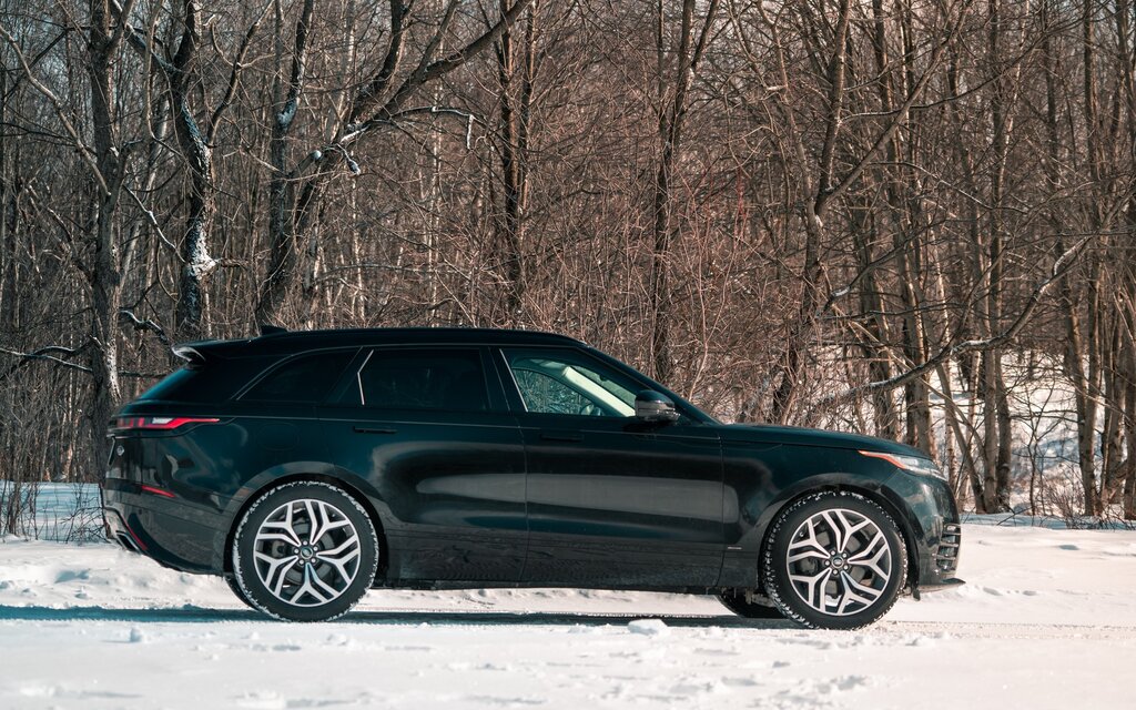 Range Rover Velar profil latéral, SUV premium noir pour mariage à Grenoble